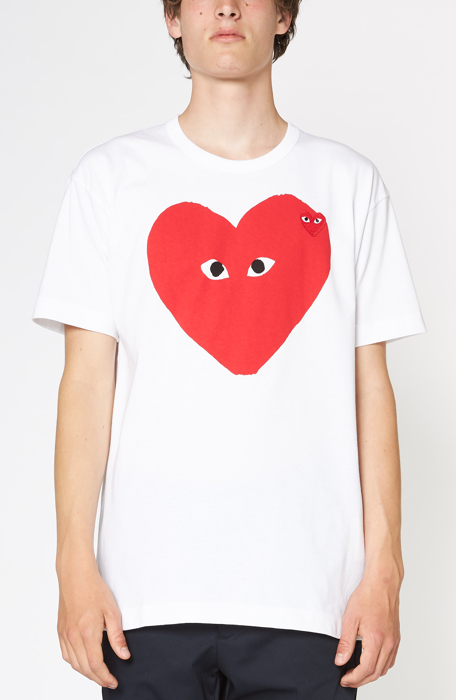 Weißes T-Shirt mit zwei roten Herzen