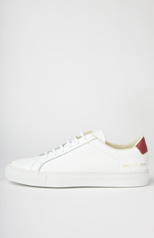 Weißer Sneaker „Retro low 6058“ mit rotem Fersendetail