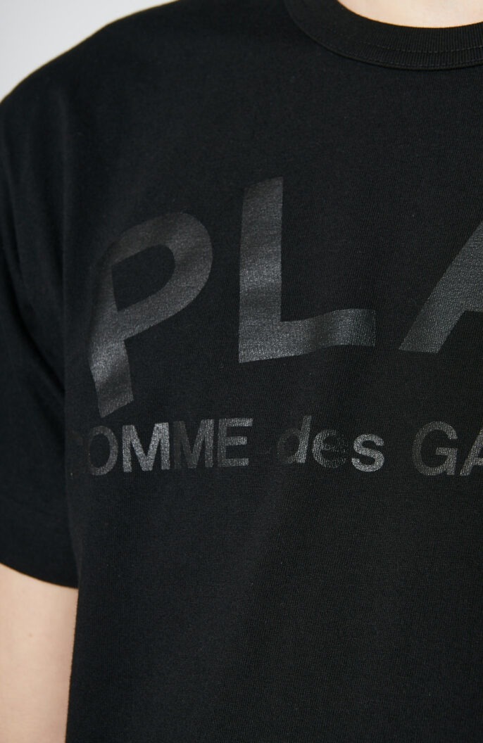 Schwarzes T-Shirt „Play“ mit doppeltem schwarzem Logo Print