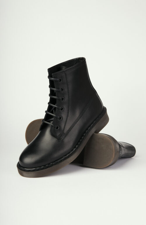 Boots Valentine black
