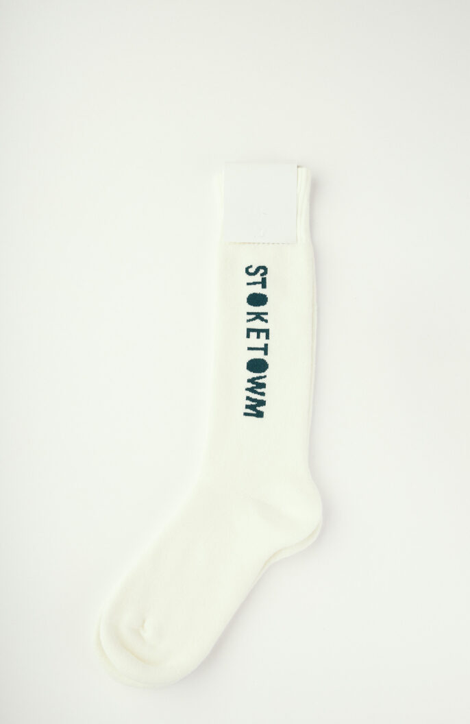 Weiße Socken mit dunkelgrünem Schriftzug