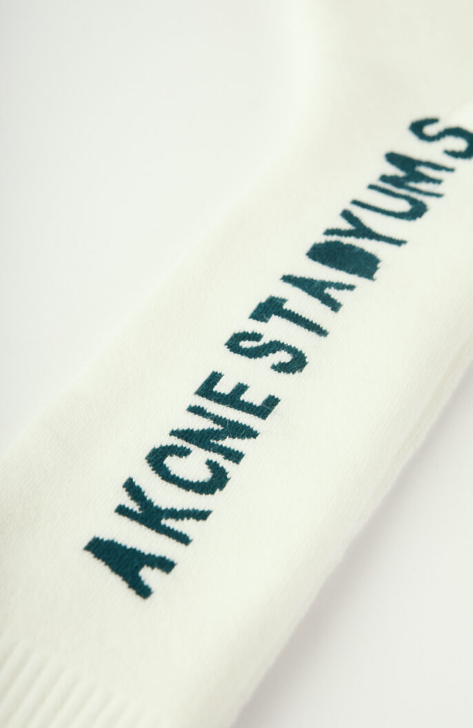 Weiße Socken mit dunkelgrünem Schriftzug