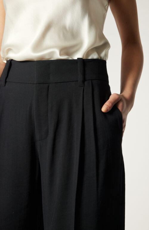 Hose "High Waisted Pleated Trousers" in Black