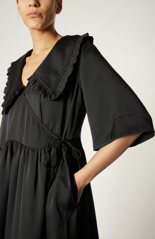 Kleid "Smocked Satin" in Black