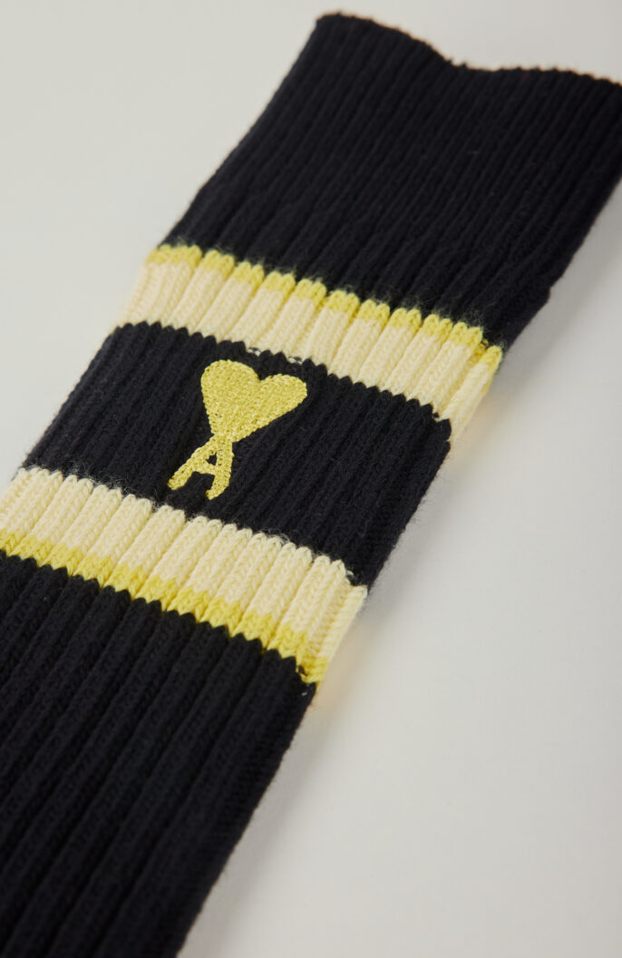 Schwarze Socken mit gelben Streifen