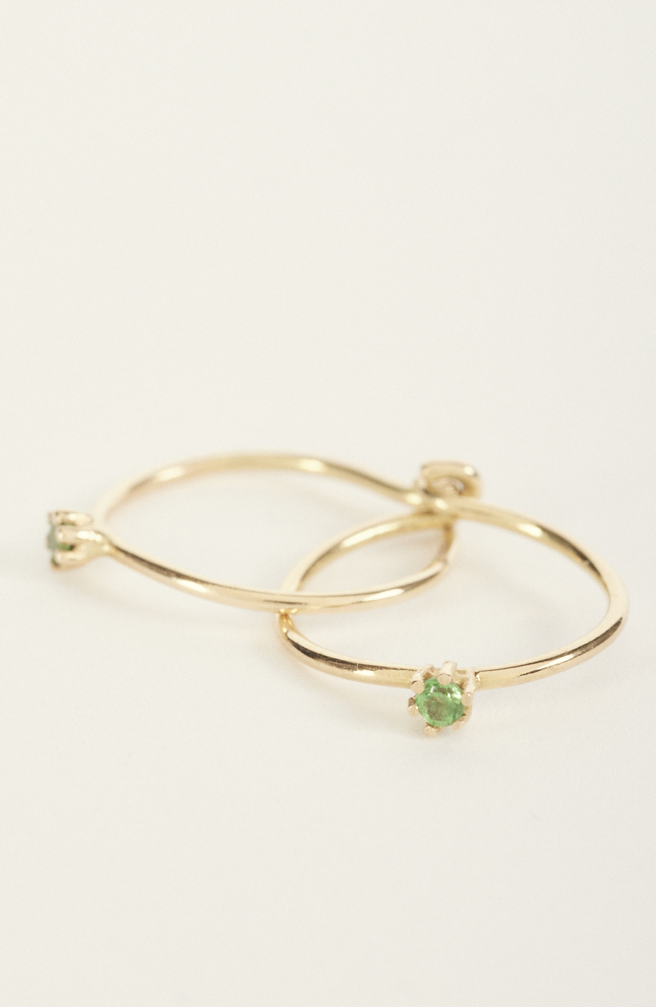 Earrings "Wire Solitaire" in gold with green tsavorite