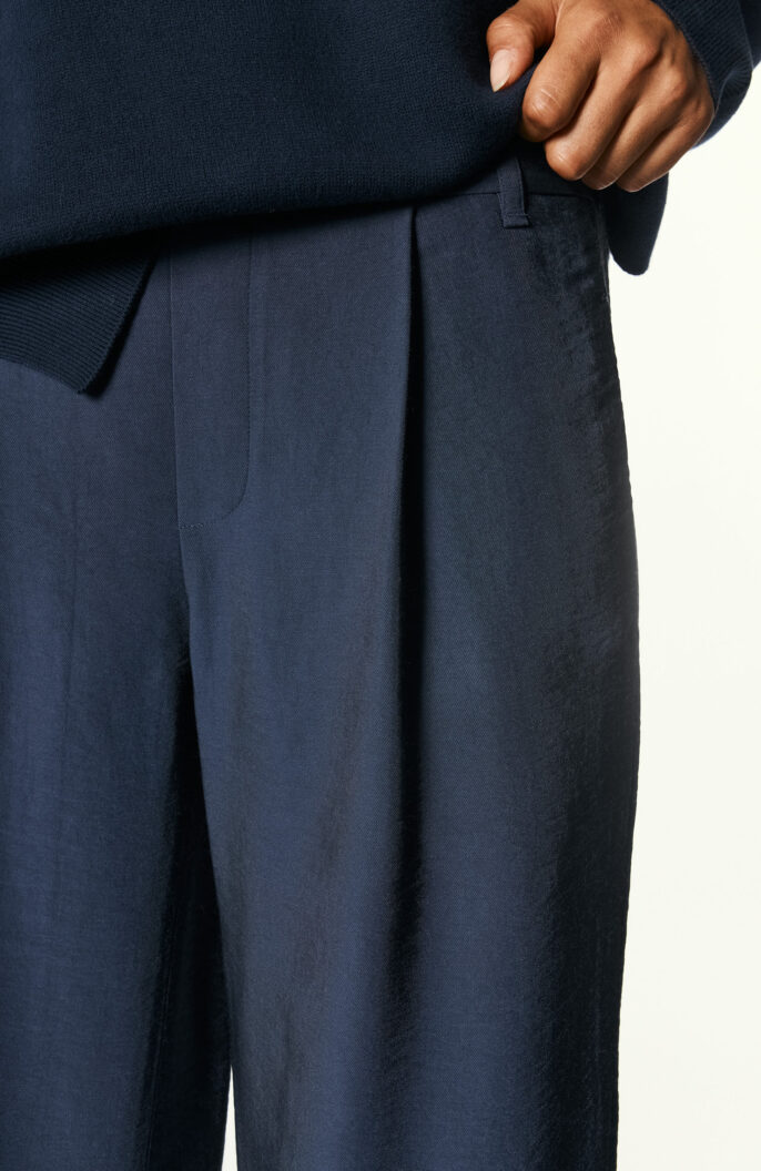 Pleated trousers in dark blue