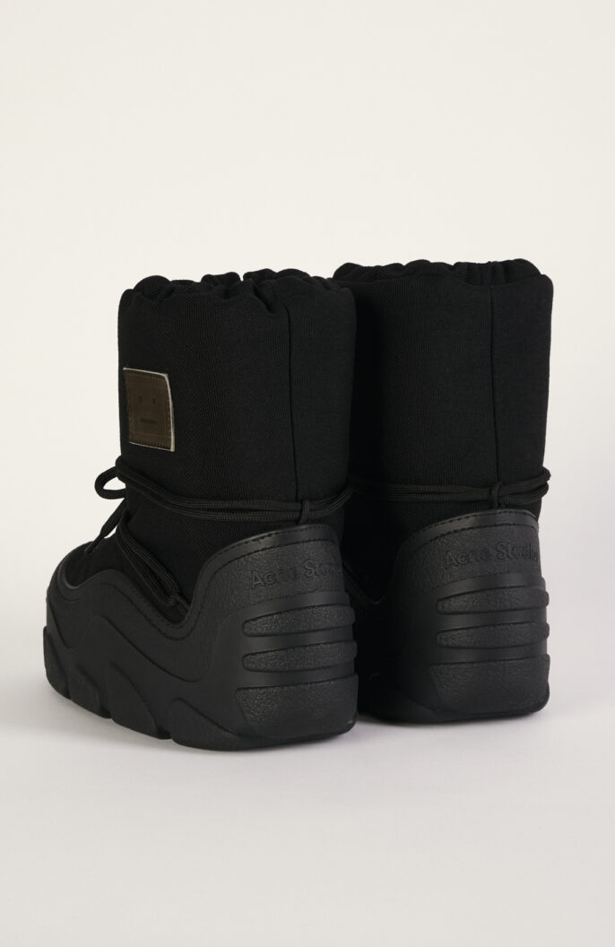 Platform snow boots in black