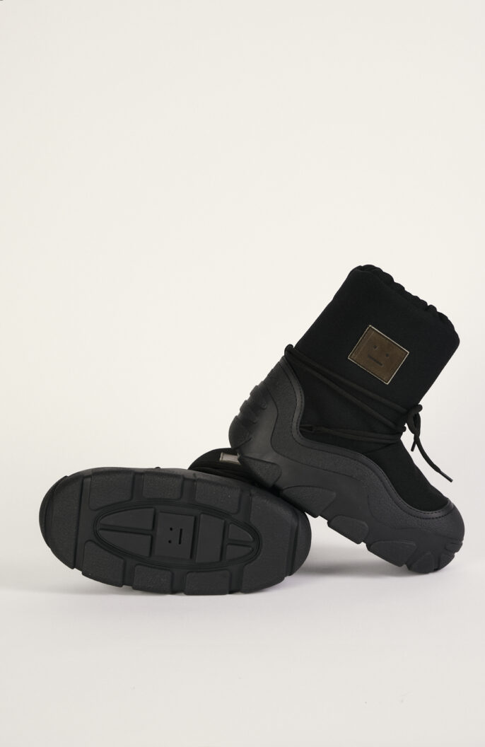 Platform snow boots in black